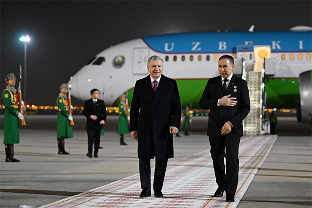 Oʻzbekiston Prezidenti Turkmanistonga keldi