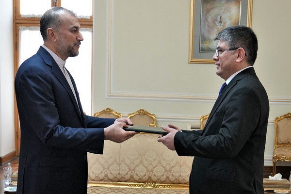 Fariddin Nasriev presented a copy of his credentials to the Iranian Foreign Minister