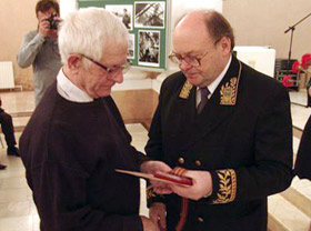 Russian envoy hands over medals to World War Two veterans