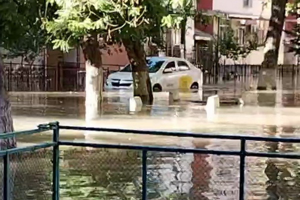 Специалисты остановили выброс воды из водопровода в Юнусабадском районе