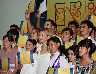 Гульнара Каримова наградила победителей Сурхандарьинского этапа конкурса «Келажак овози»