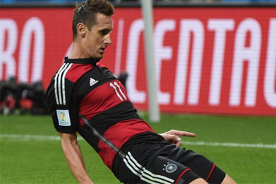 Klose scores 16th World Cup goal to break all-time record