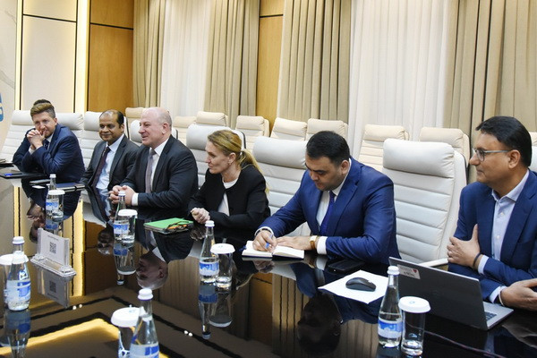Uzbekneftegaz and Schlumberger review the implementation of a gas production project