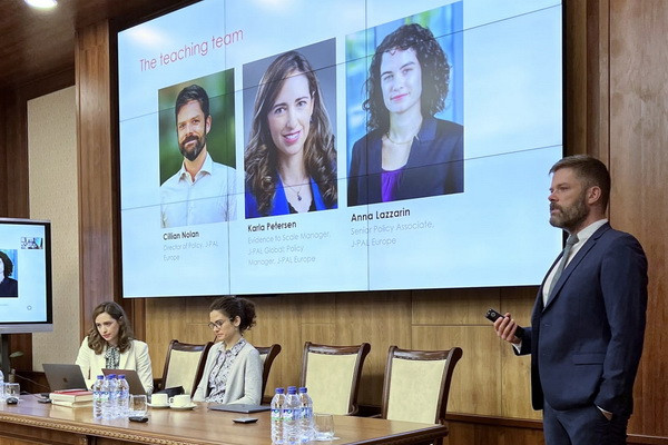 Rethinking ways to overcome poverty: J-PAL scientific and methodological seminar launched on the CERR platform