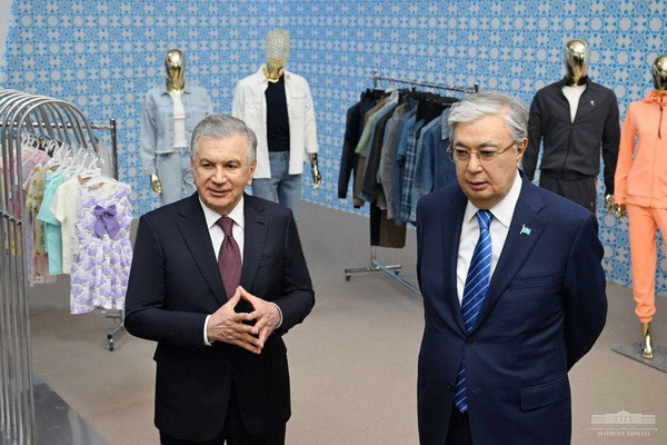 Presidents of Uzbekistan and Kazakhstan get acquainted with a large carpet enterprise in Khiva