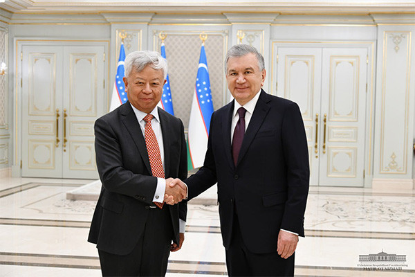President of Uzbekistan receives the head of the AIIB