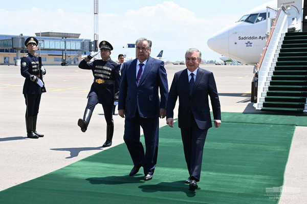 President of Tajikistan arrives in Uzbekistan