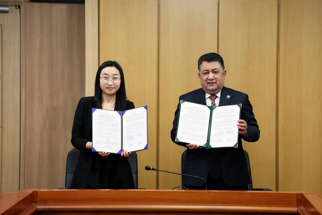 A delegation from Uzbekistan discusses environmental cooperation in South Korea