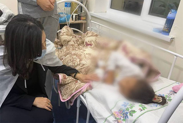 Children’s Ombudsperson Visits Hospital in Jizzakh Region Treating Affected Preschoolers