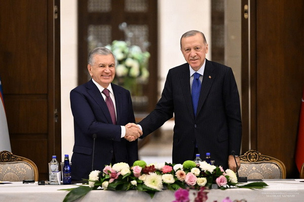 Presidents of Uzbekistan and Türkiye hold a meeting with the heads of leading companies of the two countries