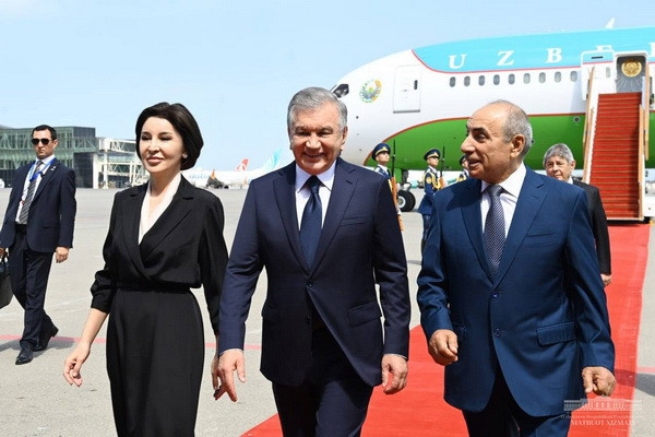 Президент Узбекистана прибыл в Баку