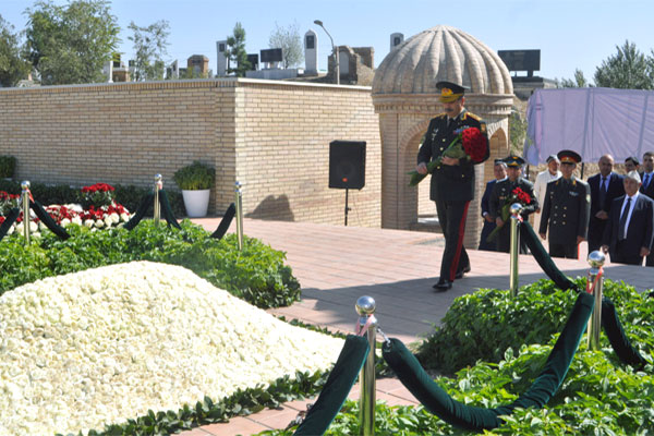 Azeri Defense Minister visits grave of First President of Uzbekistan