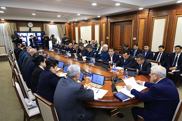 Сенат: Ташкенту нужны «умные» светофоры и больше общественного транспорта