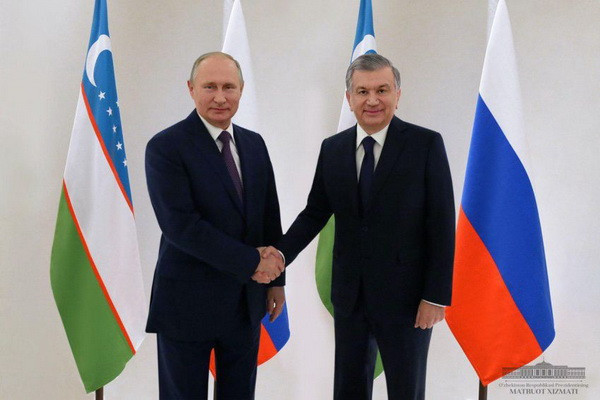 Shavkat Mirziyoyev awards Vladimir Putin with the Oliy Darajali Dustlik Order of the Republic of Uzbekistan