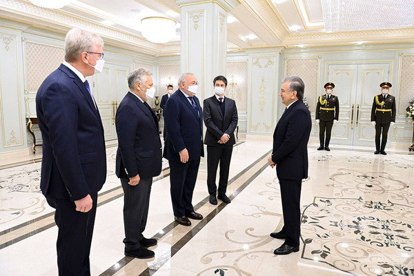 President of Uzbekistan meets with international consultants