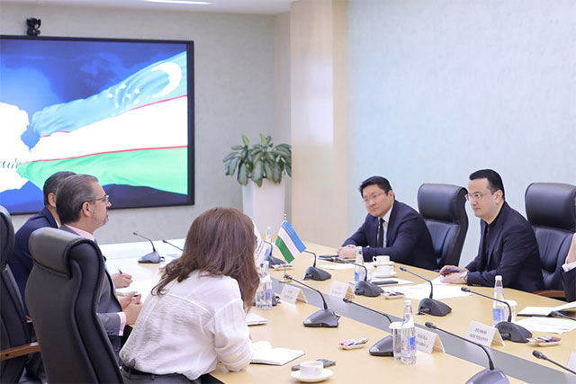 Laziz Kudratov discusses development of investment cooperation with EBRD representative
