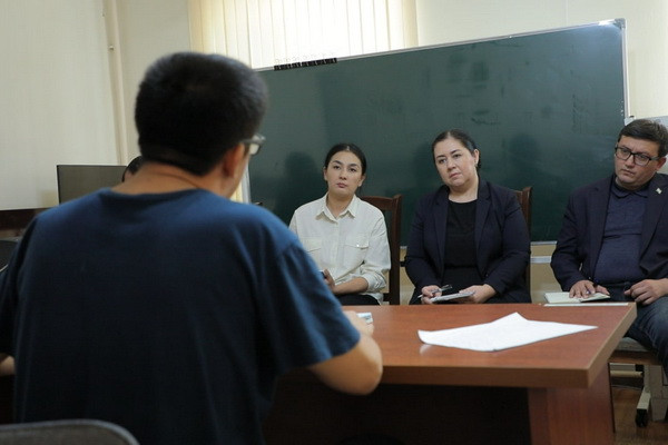 Members of commission meet with Dauletmurat Tajimuratov