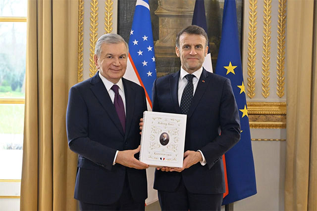 Шавкат Мирзиёев подарил Макрону первый экземпляр романа Виктора Гюго на узбекский язык