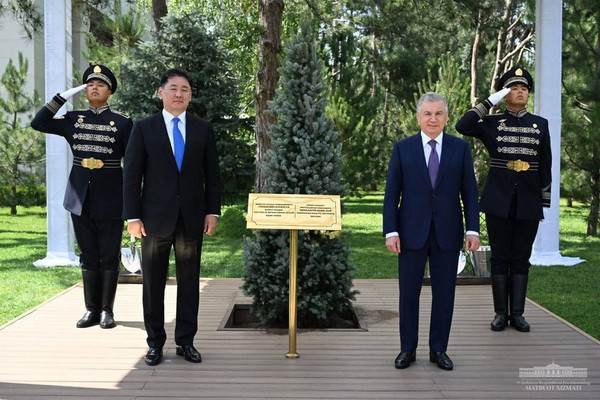 Presidents of Uzbekistan and Mongolia plant tree at Alley of Honored Guests