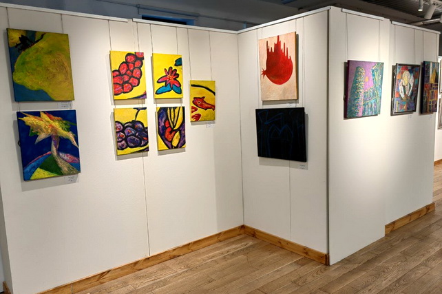 "Enchanted by the Sun" exhibition opens in Moscow, showcasing Russian and Uzbek artists
