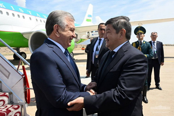 President of Uzbekistan arrives at the summit "Central Asia - EU"
