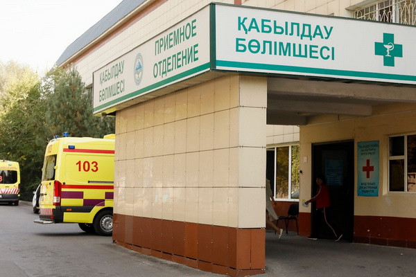 Uzbek diplomats visit injured compatriots from Tashkent-Almaty flight