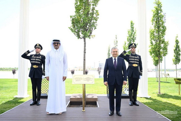 President of Uzbekistan and the Emir of Qatar plant a tree