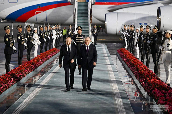 Vladimir Putin arrives in Uzbekistan