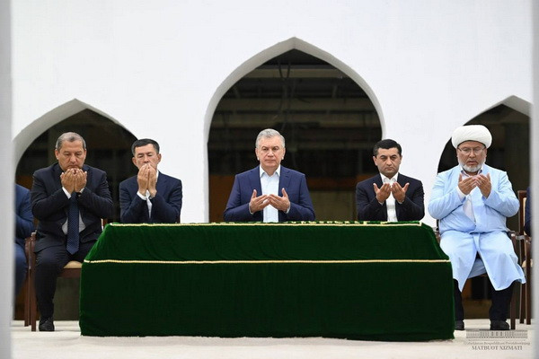 President of Uzbekistan visits the mausoleum of Imam Bukhari