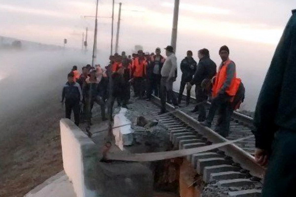 Грузовик снёс балку железнодорожного моста в Джизакской области
