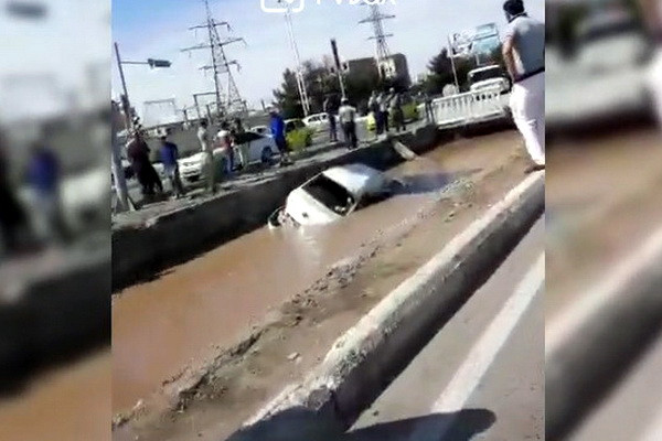 В Бухаре спасатели МЧС подняли на поверхность автомобиль, съехавший в канал