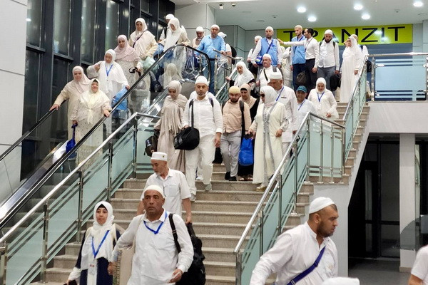 First Hajj pilgrims return to Tashkent