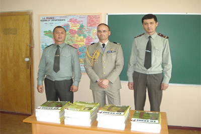 Франция передала учебники и пособия Минобороны Узбекистана