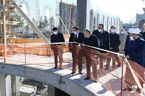 Shavkat Mirziyoyev visits Imam Bukhari Mausoleum