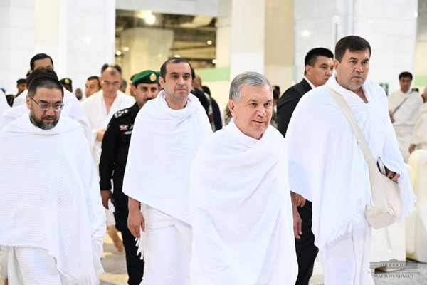 President of Uzbekistan performs Umrah