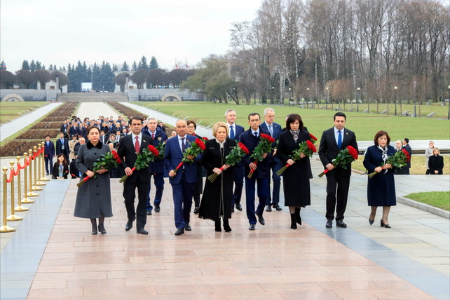 Uzbek parliamentary delegation lays wreath at Piskaryovskoye Memorial Cemetery