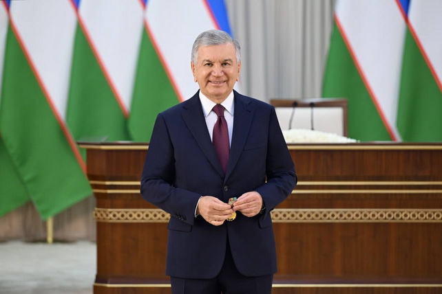 Президент шифокорлар ва хорижий ҳамкорларга орден ва медалларни топширди