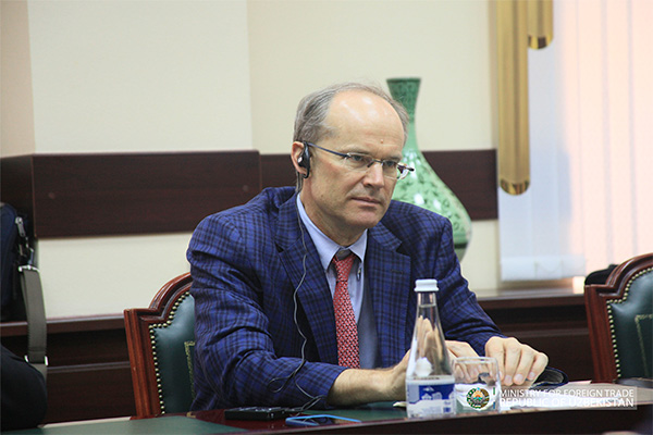 IMF delegation holds talks at Ministry of Foreign Trade