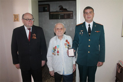 Посол РФ вручил медаль ветерану Великой Отечественной войны