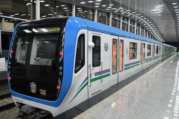 Due to a breakdown, the train stopped at the Dustlik metro station