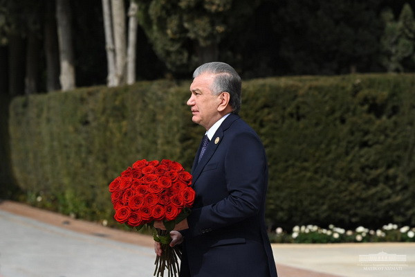 Shavkat Mirziyoyev honors the memory of Heydar Aliyev