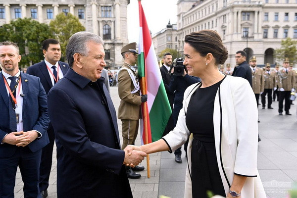 The official welcoming ceremony of the President of the Republic of Uzbekistan takes place