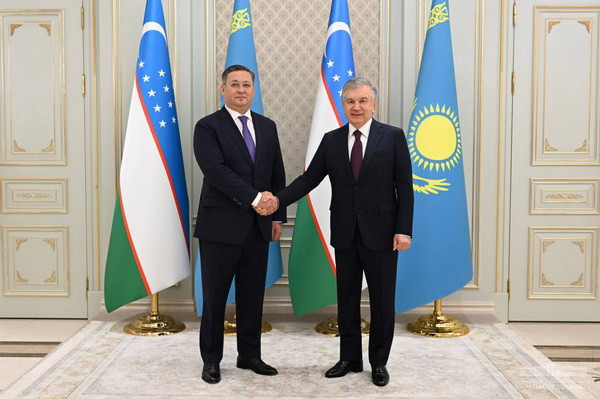 President of Uzbekistan stresses the importance of further building up multifaceted cooperation with Kazakhstan