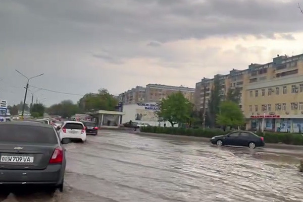 В Ташкенте затопило улицы, здания и метро