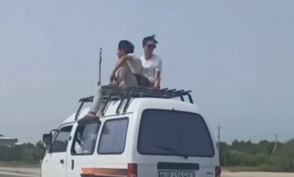 Двое мужчин прокатились на крыше автомобиля Damas