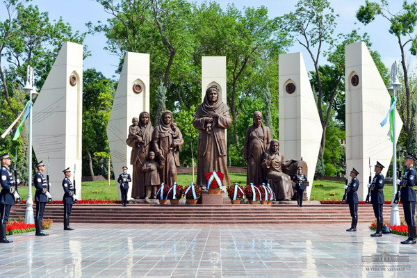Министры обороны РФ и Узбекистана возложили венки к монументу «Ода стойкости»