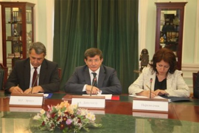 Turkish FM pays visit to MFERIT to discuss trade-economic ties