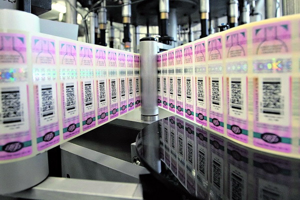 На алкогольную и табачную продукцию вводятся акцизные марки нового образца