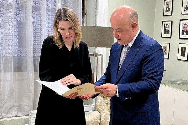 Ravshan Usmanov presented copies of his credentials to the Director of the Protocol Department of the British Foreign Office