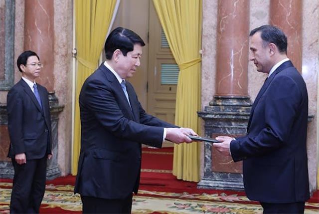 Посол Узбекистана нов вручил верительные грамоты Президенту Вьетнама